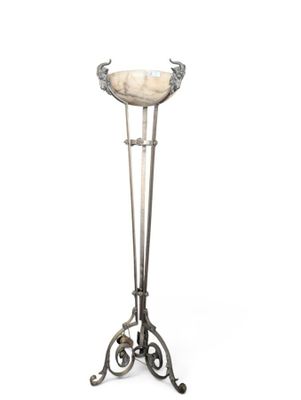 Bain d'oiseaux plaqué argent sur socle, sur fond blanc, avec un fond blanc