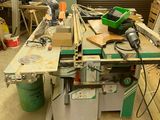 une photo d'un établi dans un atelier, avec des outils