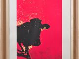 une image représentant une vache sur fond rouge