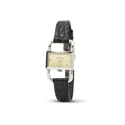 une image représentant une montre-bracelet pour femme sur fond blanc