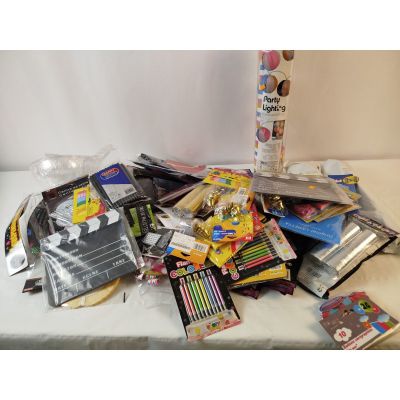une table sur laquelle se trouvent de nombreux livres et d'autres objets
