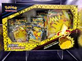 une boîte de cartes Pokémon contenant une figurine de Pikachu