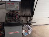 une machine qui se trouve dans un garage, à côté d'une poubelle