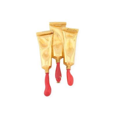 trois tubes de dentifrice sur fond blanc