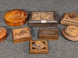 beaucoup d'objets en bois qui traînent par terre