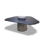 une table en pierre sur laquelle est posé un bol