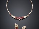 un ensemble composé d'un collier et de boucles d'oreilles en rubis et diamants, signé Van Cleef