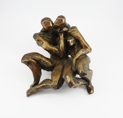 figurine en bronze représentant un homme et une femme assis sur une branche d'arbre