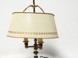 une photo d'une lampe de table surmontée d'un abat-jour blanc
