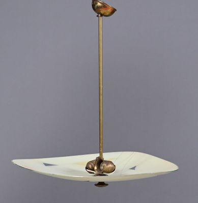 un oiseau perché sur une assiette