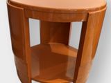 une petite table en bois surmontée d'une étagère