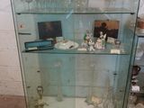 une vitrine en verre contenant de nombreux objets