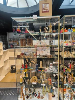 une vitrine en verre contenant de nombreux objets différents