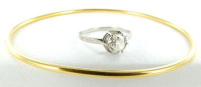 Gros plan sur une bague ornée d'un diamant