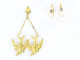 une paire de boucles d'oreilles en forme d'oiseaux de couleur dorée et une paire de boucles d'oreilles en forme d'oiseaux de couleur dorée