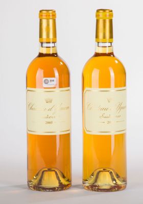 deux bouteilles de vin posées l'une à côté de l'autre sur une table