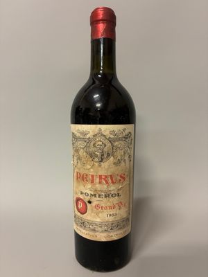 la bouteille de vin rouge est posée sur la table