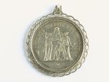 une vieille pièce d'argent sur laquelle figurent les portraits d'une femme et d'un homme