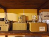 des boîtes et des verres posés sur une étagère dans une pièce aux murs jaunes