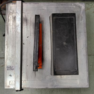 une image d'un four à micro-ondes avec la porte ouverte