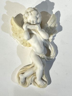 Décoration murale figurant un angelot musicien en albatre sc…