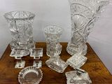 plusieurs morceaux de verre posés sur une table en bois