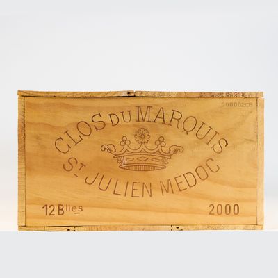 une boîte en bois sur laquelle est accrochée une pancarte indiquant « Clos du Marou »