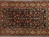 un tapis persan ancien avec une bordure rouge et une bordure dorée
