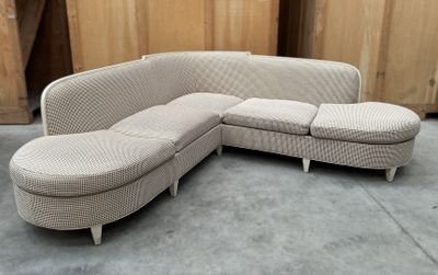 un canapé et un pouf au milieu d'une pièce
