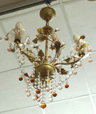 un lustre suspendu au plafond d'une pièce
