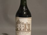 une bouteille de vin posée sur une table