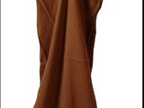 une robe marron suspendue à un cintre en bois