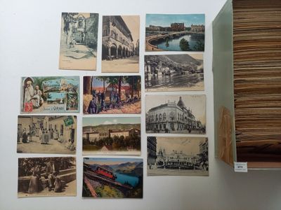 de nombreuses cartes postales anciennes accrochées au mur d'une pièce