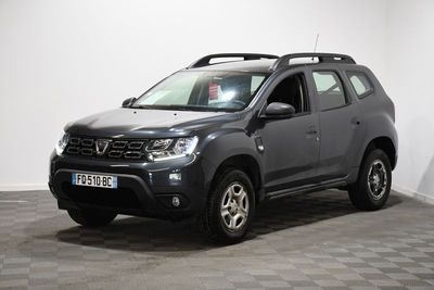 une photo d'une Dacia grise garée dans une pièce