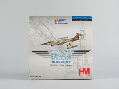 une photo d'une maquette d'avion de chasse