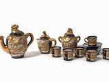 de nombreuses tasses et une théière posées les unes à côté des autres