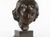 sculpture d'une tête de femme sur une base en marbre