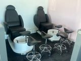 plusieurs chaises dans une salle d'attente, avec un bol posé par terre