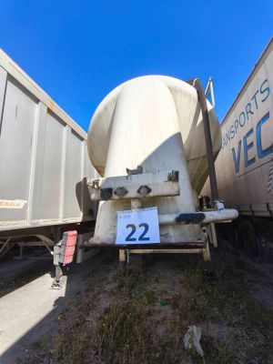 une bétonnière garée sur le bord de la route