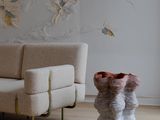 un canapé et un fauteuil dans une pièce dont l'un des murs est tapissé