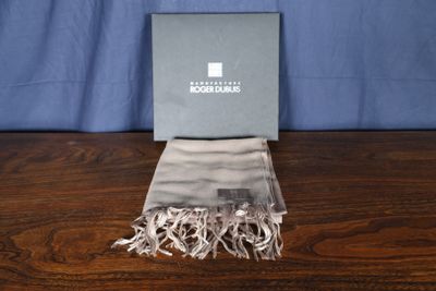 ROGER DUBUIS Manufacture, Echarpe en soie En boite (Neuve)