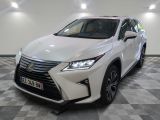 Le SUV Lex blanc est garé sur un sol à damier dans un showroom.