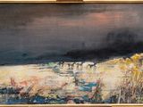 une peinture à l'huile représentant un paysage avec un ciel sombre en arrière-plan
