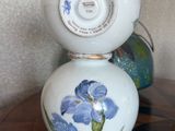 deux vases superposés sur une table
