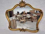 un miroir accroché au mur, sur lequel une personne est en train de travailler