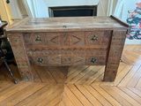 un petit coffre en bois posé sur un parquet en bois dur