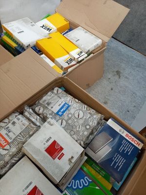 Réparti dans 2 cartons, important stock de filtres pour voit… - Photo 1