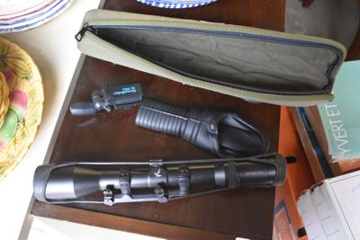 un sac contenant quelques objets, posé sur une table
