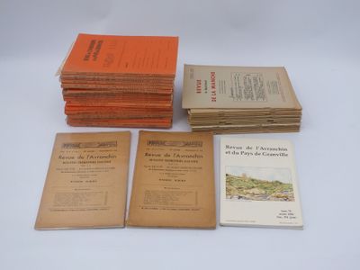 un groupe de livres posés sur une table les uns à côté des autres