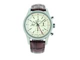 gros plan d'une montre sur fond blanc